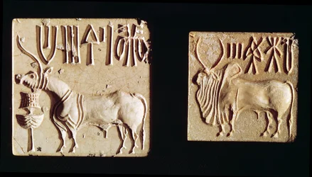 Due sigilli raffiguranti animali mitologici, da Mohenjo-Daro, ca. 2300 a.C.